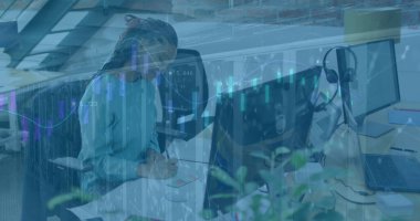 Afro-Amerikan iş kadınının ofisindeki finansal veri işleme ve sunucu odası görüntüsü. Küresel iş ve dijital arayüz kavramı dijital olarak oluşturulmuş görüntü.