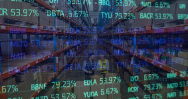 Depoda çalışanların veri işleme görüntüsü. küresel sevkiyat, dağıtım ve bağlantılar konsepti dijital olarak oluşturuldu.