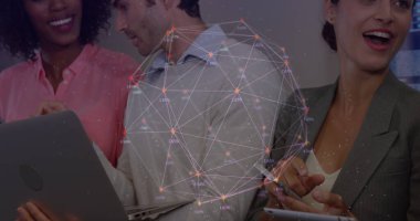 Çeşitli kadın ve erkek iş arkadaşları üzerindeki bağlantılardan oluşan dünya görüntüsü. İş, veri işleme, güvenlik, bağlantılar ve teknoloji konsepti dijital olarak oluşturulmuş görüntü.