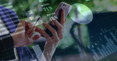 Akıllı telefon kullanan iş kadınının istatistik ve veri işleme görüntüsü. küresel iş, veri işleme ve teknoloji konsepti dijital olarak oluşturulmuş görüntü.