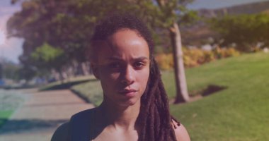 Parktaki Afrikalı Amerikalı kadına karşı bir ışık lekesi. spor ve spor konsepti