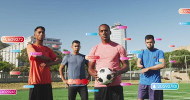Sahadaki futbolcuların pankartlarındaki sosyal medya simgeleri. küresel çevrimiçi iletişim, dijital arayüz ve dijital olarak oluşturulmuş görüntü konsepti.