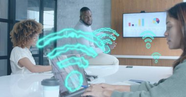 Çift ırklı iş kadını ve çeşitli meslekdaşlar üzerine Wi-Fi ikonları. Günlük iş, veri, dijital arayüz, bağlantı, ofis ve dijital olarak oluşturulan iletişim.