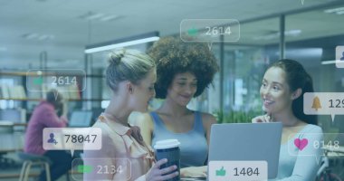 Ofiste çalışan iş adamlarının sosyal medya simgeleri ve veri işleme resimleri. Küresel hesaplama, finans, iş ve veri işleme kavramı dijital olarak oluşturulmuş görüntü.