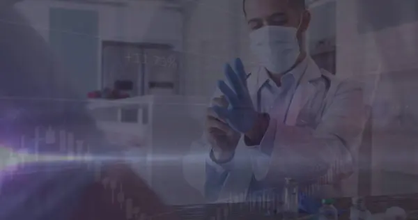 顔面マスクと手袋を用いた白人男性医師のデータ処理のイメージ コビド19のパンデミックコンセプトにおける世界的な医学とデータ処理 — ストック写真