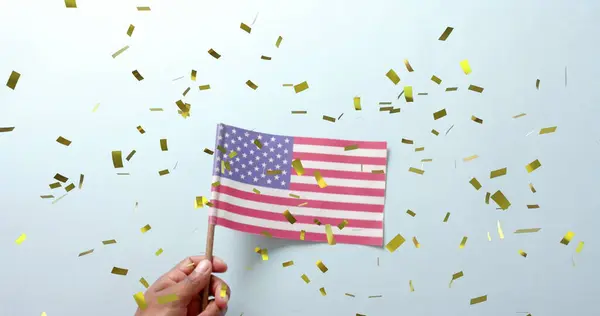 Immagine Coriandoli Che Cadono Mano Tenendo Bandiera Degli Stati Uniti — Foto Stock