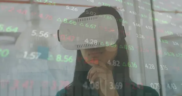 Kvinnelig Leder Som Bruker Virtuelt Virkelighetshodesett Kontormiljø Global Forretnings Digital – stockfoto