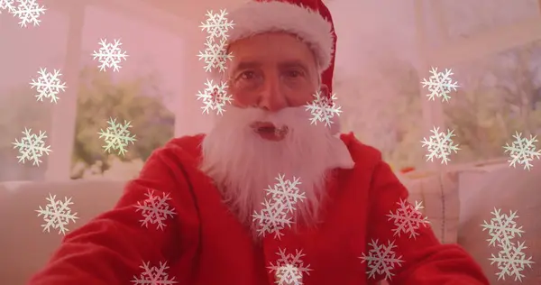 Noel Baba Kostümü Giymiş Gülümseyen Bir Adamın Üzerine Yağan Kar — Stok fotoğraf
