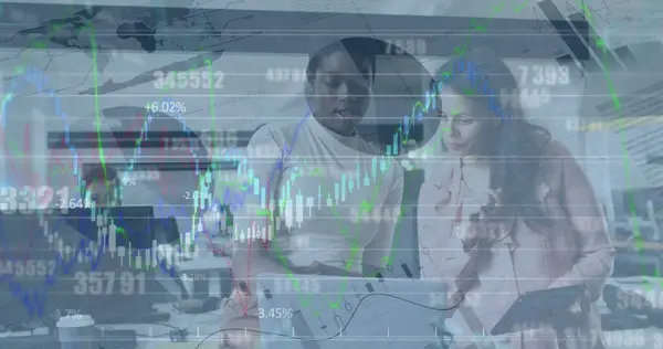 Bild Von Finanzdaten Und Grafiken Über Diverse Mitarbeiterinnen Amt Geschäfts — Stockfoto
