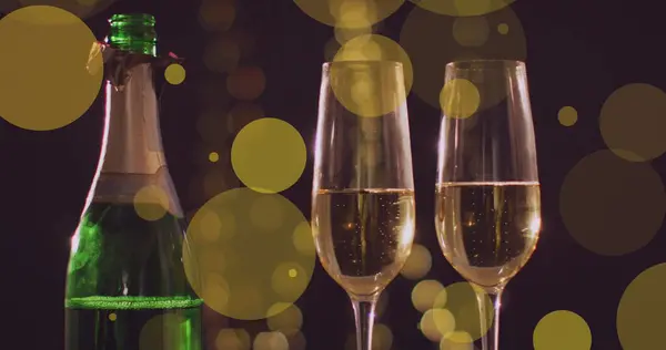 Afbeelding Van Gele Lichtvlekken Twee Glazen Een Fles Nieuwjaarschampagne Nieuwjaar — Stockfoto