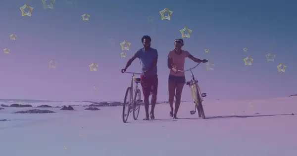 Gylne Stjernekikoner Mot Det Afroamerikanske Paret Med Sykkel Som Går – stockfoto