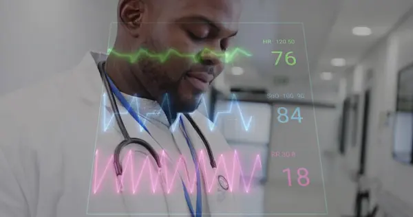 Tabletli Afro Amerikan Erkek Doktorun Veri Işleme Görüntüsü Küresel Sağlık — Stok fotoğraf