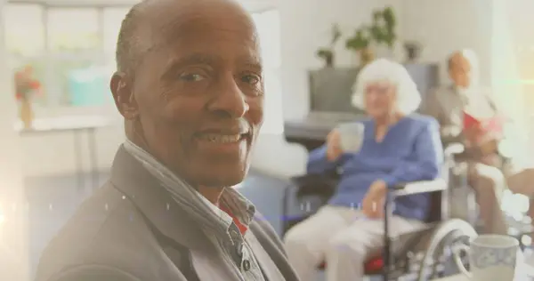 Bild Glödande Ljus Över Porträttet Lycklig Senior Man Pensionering Och — Stockfoto