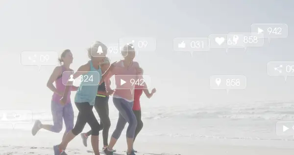 Bilde Varslinger Sosiale Medier Kvinner Som Løper Stranden Positive Følelser – stockfoto