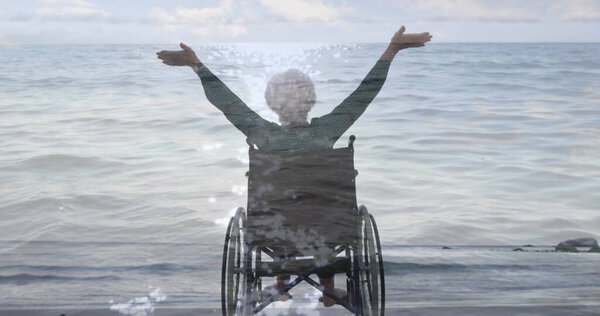 Изображение морского пейзажа над инвалидной куакасианкой, сидящей в инвалидной коляске. Международный день людей с ограниченными возможностями концепция цифрового изображения.