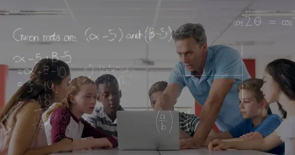 Imagen Ecuaciones Matemáticas Sobre Escolares Usando Laptop Concepto Global Educación — Foto de Stock