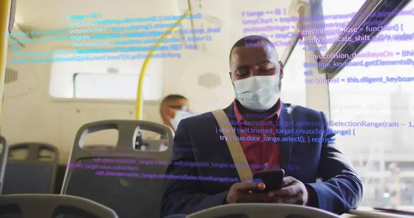 バスのスマートフォンを使用してアフリカ系アメリカ人のビジネスマン上のデータ処理のイメージ グローバルビジネス コンピューティング デジタルインターフェースのコンセプトデジタル生成イメージ — ストック写真