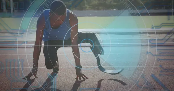 Koşu Parkurunda Çalışan Engelli Erkek Sporcunun Dijital Veri Işleme Görüntüsü — Stok fotoğraf