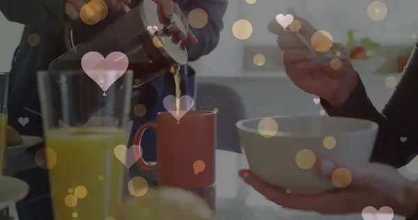 Obraz Serc Nad Białymi Kobietami Jedzącymi Śniadanie Walentynki Koncepcja Miłości — Zdjęcie stockowe