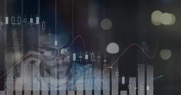 Bild Der Finanzdatenverarbeitung Über Müde Mann Mit Computer Globales Geschäft — Stockfoto
