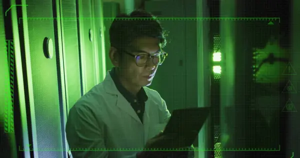 服务器机房亚洲男性员工的数据处理图像 全球商业和数字接口概念数字生成的图像 — 图库照片