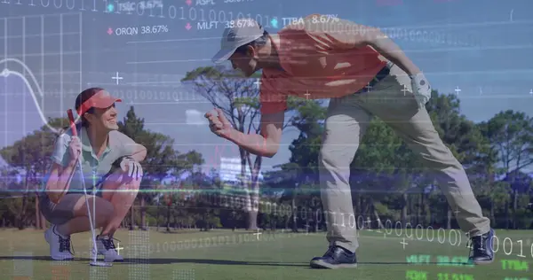 Kuva Tietojenkäsittelystä Valkoihoisilla Golfin Pelaajilla Globaali Urheilu Digitaalinen Käyttöliittymä Konsepti — kuvapankkivalokuva