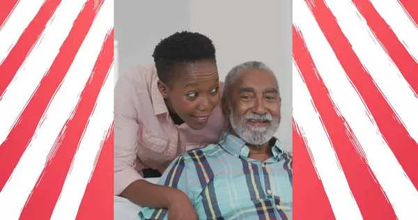 アフリカ系アメリカ人の父親と成人の娘を描いたアメリカの国旗 アメリカの愛国心 独立と祝賀コンセプト デジタルで生成されたイメージ — ストック写真