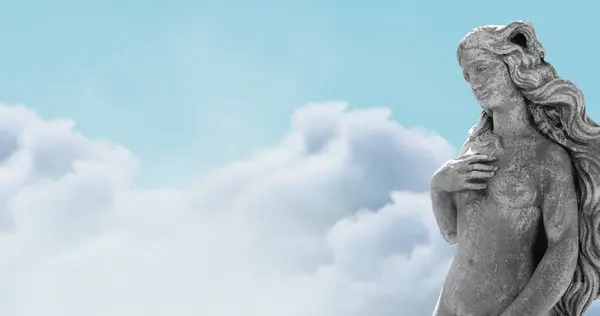 Imagen Escultura Gris Mujer Sobre Cielo Azul Las Nubes Espacio — Foto de Stock