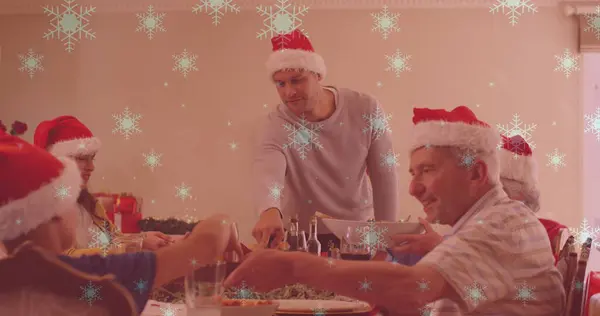 Noel Baba Şapkalarıyla Gülen Beyaz Bir Ailenin Üzerine Yağan Kar — Stok fotoğraf