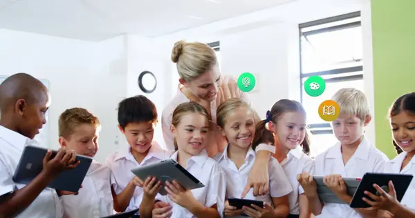 Çeşitli Okul Çocukları Öğretmenler Üzerinde Tablet Kullanan Renkli Simgeler Dijital — Stok fotoğraf