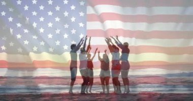 Gün batımında sahilde dans eden çeşitli arkadaşların üzerinde Amerikan bayrağının animasyonu. Amerika, yaz, tatiller, yaşam tarzı, freinness, eğlence, kutlama ve vatanseverlik, dijital olarak üretilen video.