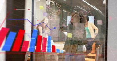 Veri işleme ve diyagramlarının animasyonu. Ofiste iş tartışan çeşitli iş adamlarının diyagramları. İş, teknoloji ve dijital arayüz kavramı dijital olarak oluşturuldu.