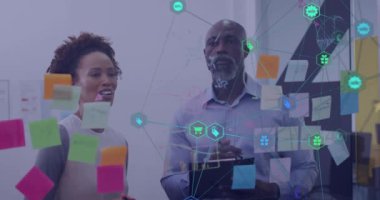 Ofiste beyin fırtınası yapan çeşitli meslektaşların simgeleriyle bağlantı ağının animasyonu. Dijital olarak oluşturulmuş küresel bağlantılar, iş ve dijital arayüz kavramı.