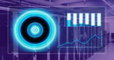 Sunucu odasındaki diyagramlar, tarama ve veri işleme animasyonları. Küresel teknoloji ve dijital arayüz konsepti dijital olarak oluşturulmuş video.