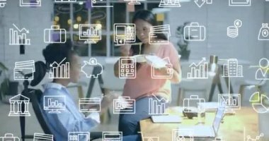 Ofisteki çeşitli iş kadınları üzerinde para ve veri işleme animasyonu. Küresel finans, iş, bağlantılar, hesaplama ve veri işleme kavramı dijital olarak oluşturulmuş video.