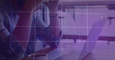 Kafkasyalı adamın yüzünü örten diyagramlarla olan bağlantıların animasyonu. Teknoloji ve dijital arayüz kavramı dijital olarak oluşturuldu.