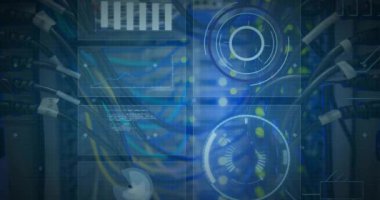 Bilgisayar sunucuları üzerinden 5G metin ve dijital veri işleme animasyonu. Dijital olarak oluşturulmuş küresel bağlantılar, hesaplama ve veri işleme kavramı.