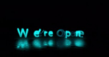 Mavi neonun animasyonu. Siyah arkaplanda açık metinleriz. İletişim, renkler, hareket ve arkaplan kavramı dijital olarak oluşturulmuş video.