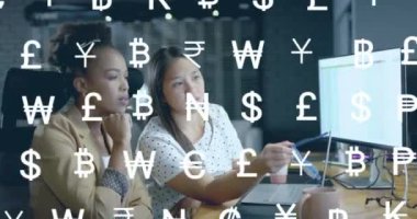 Ofisteki çeşitli iş kadınları üzerinde para ve veri işleme animasyonu. Küresel finans, iş, bağlantılar, hesaplama ve veri işleme kavramı dijital olarak oluşturulmuş video.