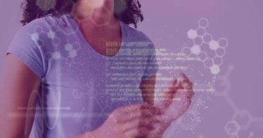 Animasyon DNA 'sı, elementler ve tıbbi veriler, boyun bezleri hisseden hasta melez bir kadın üzerinde. Sağlık, hastalık, ilaç, dijital arayüz ve iletişim, dijital olarak oluşturulmuş video.