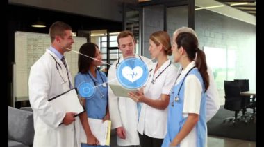 Tablet kullanan farklı doktorların ikonlarıyla bağlantı ağının animasyonu. Dijital olarak oluşturulmuş küresel bağlantılar, tıp, iletişim ve dijital arayüz kavramı.