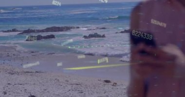 Sahilde akıllı telefon kullanan beyaz bir kadının grafik ve işlem verilerinin animasyonu. Bağlantı, veri, işleme, iş, dijital arayüz ve küresel iletişim, dijital olarak oluşturulmuş video.