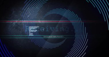 Siyah arkaplanda dönen çizgilerin üzerinde veri işleme animasyonu. Küresel teknoloji, bilgisayar ve dijital arayüz kavramı dijital olarak oluşturulmuş video.