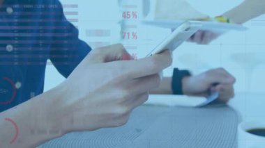 Akıllı telefon kullanan beyaz adamın finansal veri işleme animasyonu. Küresel finans, iş, bağlantılar, hesaplama ve veri işleme kavramı dijital olarak oluşturulmuş video.