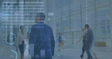 Çeşitli iş adamlarının yürümesi üzerine veri işleme ve diyagramların animasyonu. Teknoloji ve dijital arayüz kavramı dijital olarak oluşturuldu.