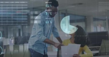 Veri işleme ve diyagramlarının animasyonu ofiste iş tartışan çeşitli meslektaşlar üzerine. Küresel iş ve dijital arayüz kavramı dijital olarak oluşturulmuş video.