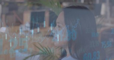 Ofisteki iki ırklı iş kadınıyla ilgili finansal veri işleme animasyonu. Küresel finans, iş, bağlantılar, hesaplama ve veri işleme kavramı dijital olarak oluşturulmuş video.