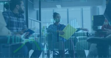Ofiste konuşan engelli ve çeşitli meslektaşların diyagram ve veri işleme animasyonları. Teknoloji, iş ve dijital arayüz kavramı dijital olarak oluşturulmuş video.