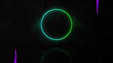 Neon halkalar üzerinde mor şekillerin animasyonu. Soyut arkaplan ve dijital olarak oluşturulan video konseptini şekillendirir.