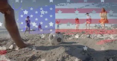 Sunny Beach 'te futbol oynayan farklı arkadaşlardan oluşan Amerikan bayrağı ve dokusunun animasyonu. Amerika, yaz, tatiller, arkadaşlık, eğlence, kutlama ve vatanseverlik, dijital olarak üretilen video.